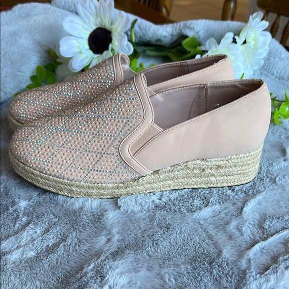 Chic Nude Espadrilles with Sparkling Accents - Picture 3 of 8